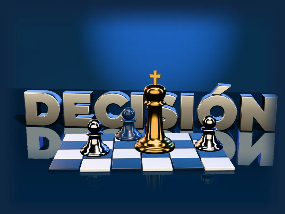 Rey de ajedrez dorado sobre un tablero frente a la palabra DECISIÓN en 3D